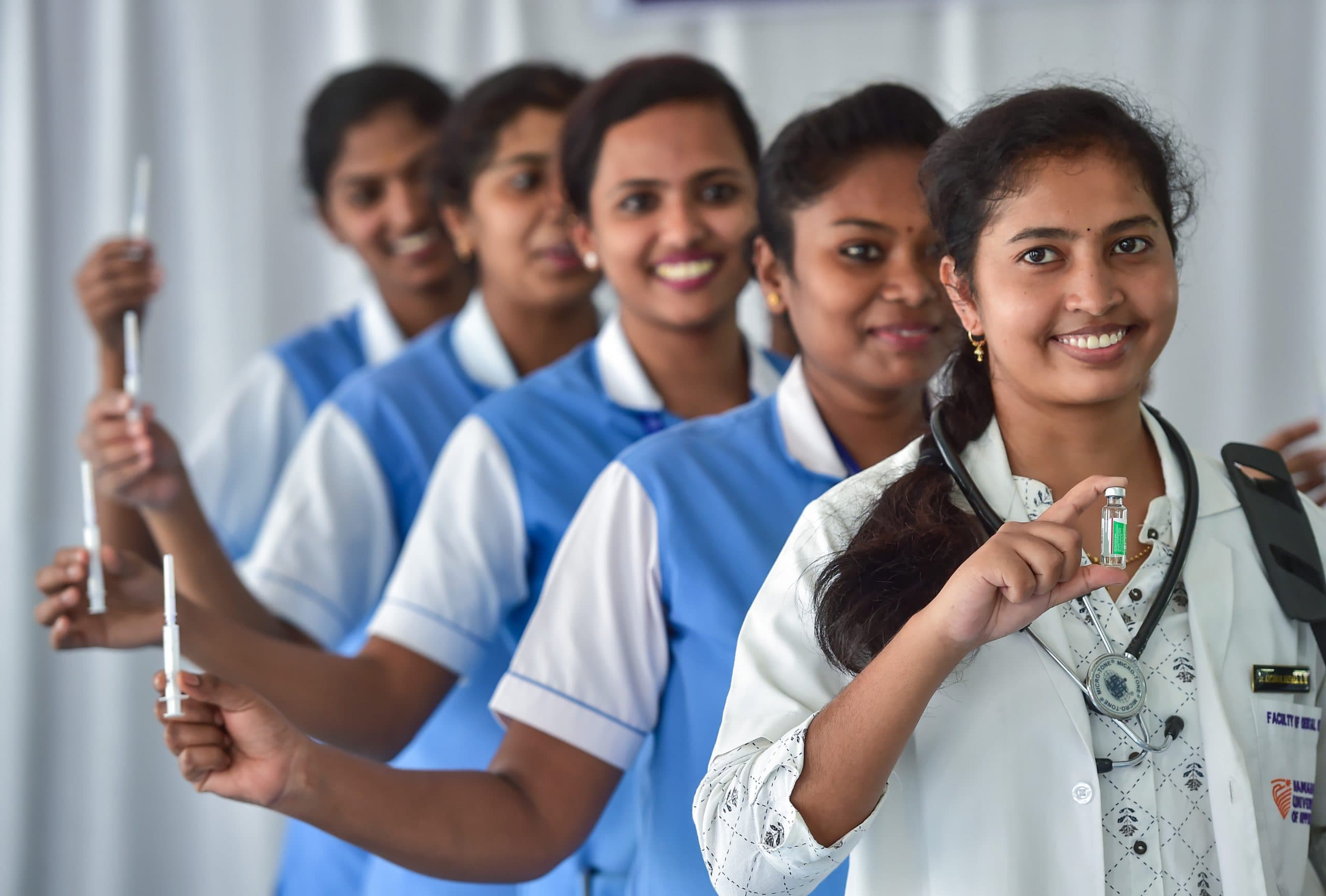 धन्वंतरी दिवस: 2 नवंबर से घर-घर जाकर वैक्सीन लगायेंगे स्वास्थ्यकर्मी, 30 करोड़ टीका लगाने का लक्ष्य