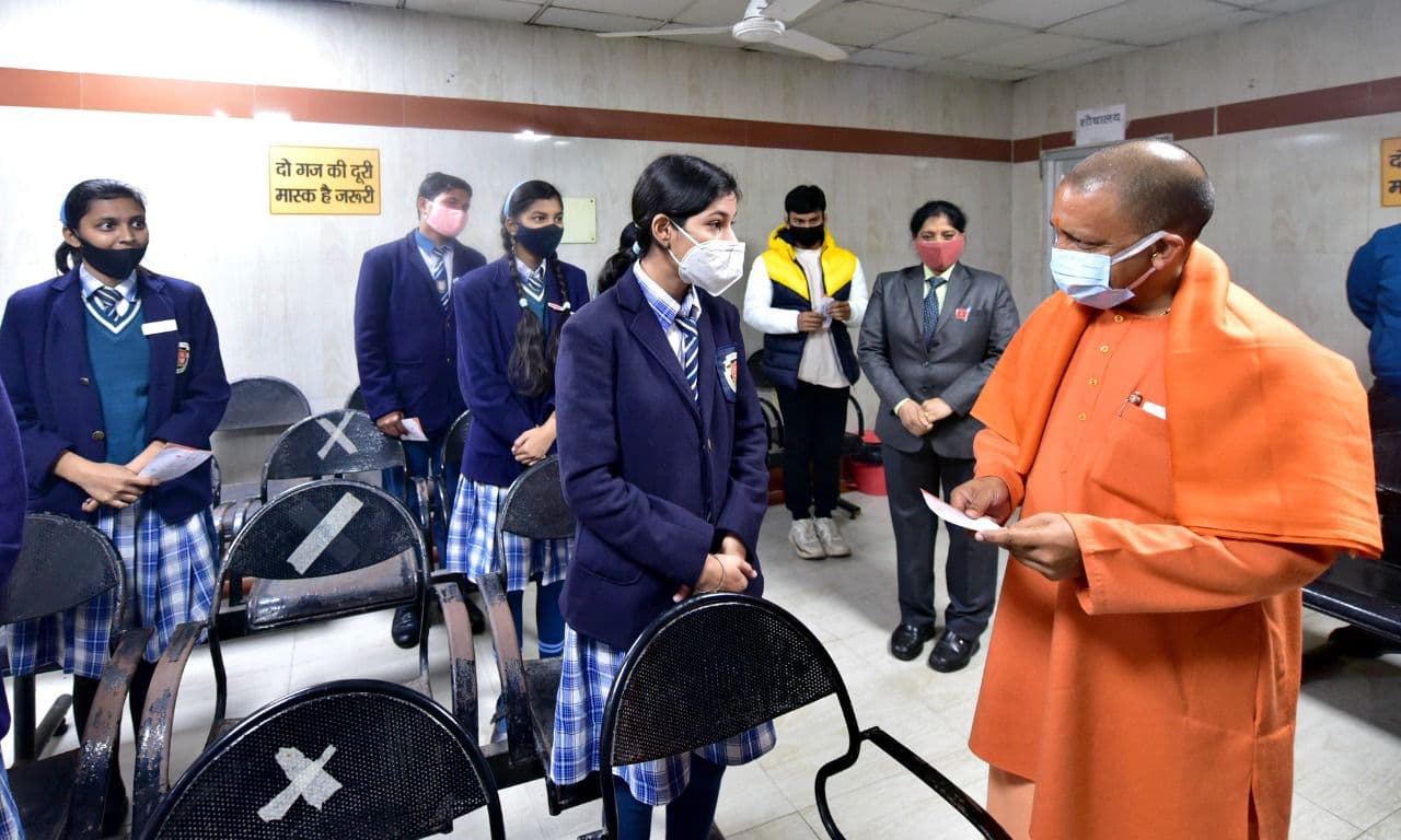 Children Vaccine: CM योगी ने वैक्सीन लगवाने आए बच्चों से की बात, बोले- ओमिक्रॉन सामान्य वायरल जैसा