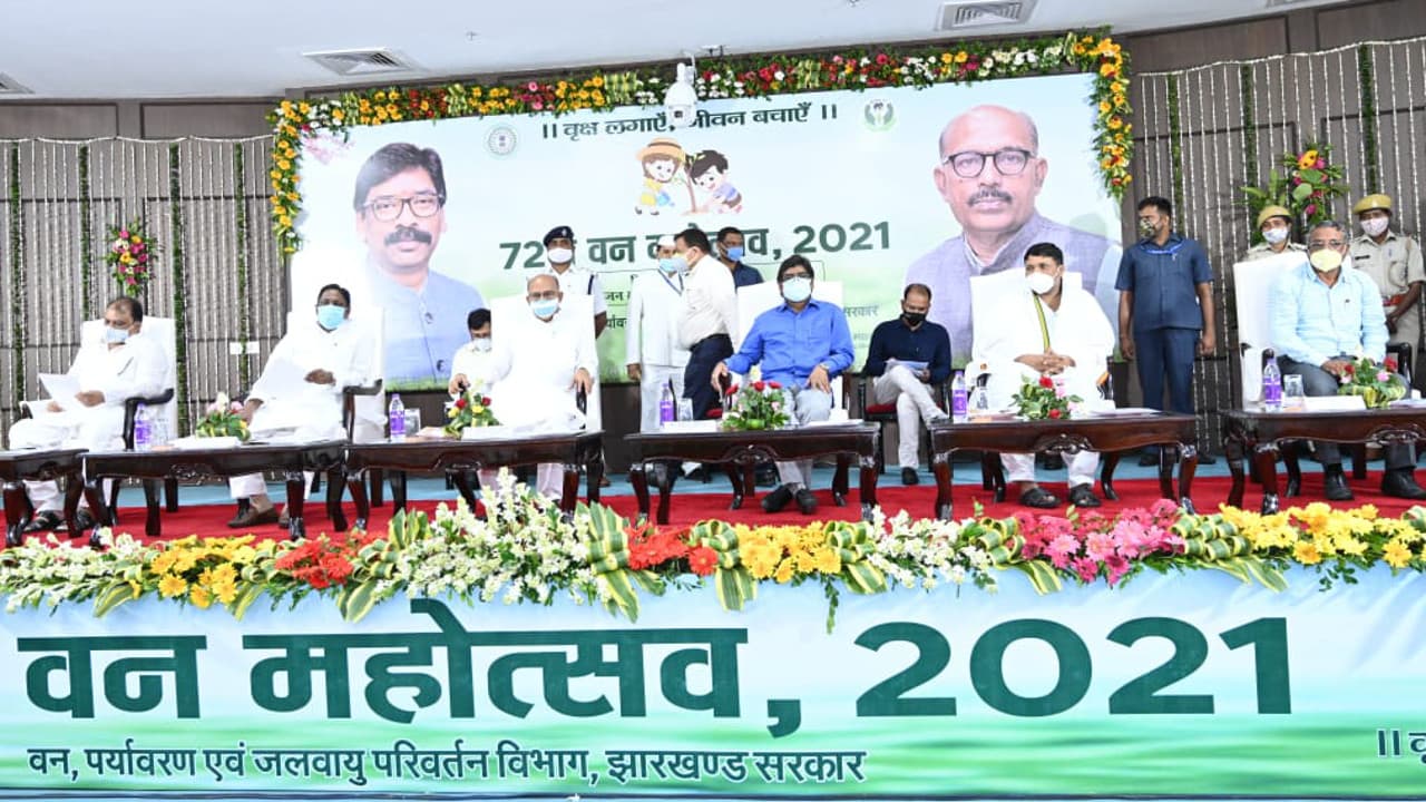 प्रकृति का दोहन मानव जीवन के लिए खतरा, CM हेमंत बोले- एक-दूसरे को उपहार स्वरूप बुके की जगह दें पौधा