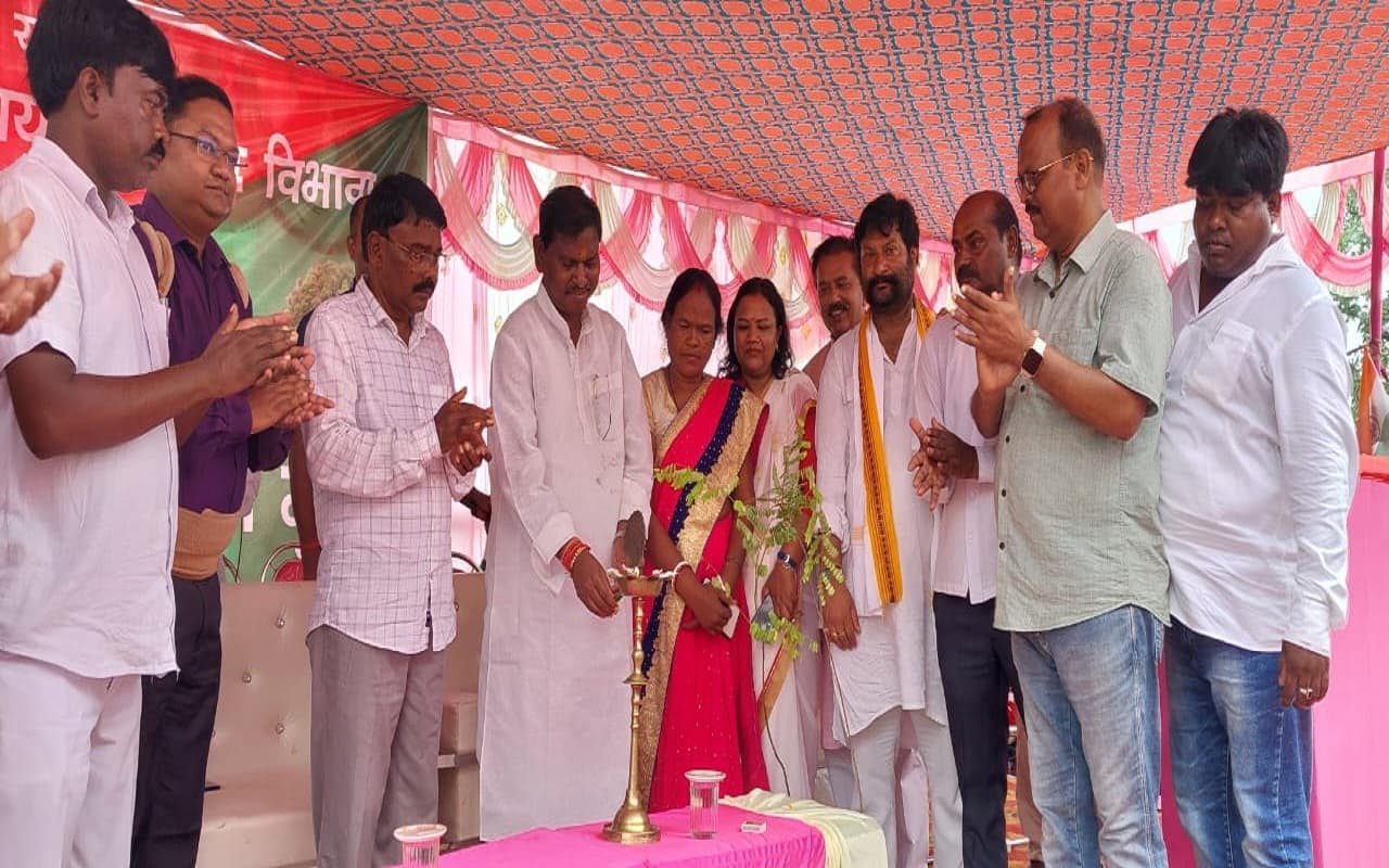 Van Mahotsav 2022: केंद्रीय मंत्री अर्जुन मुंडा ने किया पौधरोपण, पर्यावरण संतुलन का दिया संदेश
