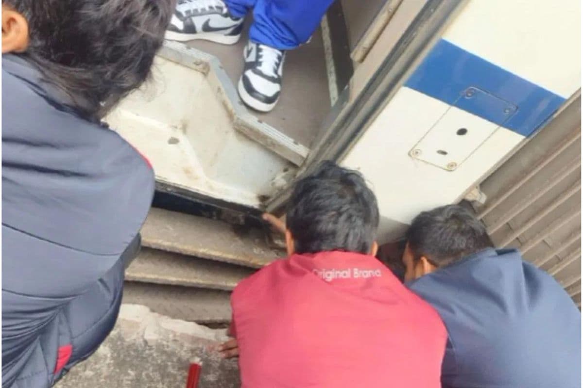 Vande Bharat : हावड़ा-न्यू जलपाईगुड़ी वंदे भारत एक्सप्रेस की चढ़ने वाली सीढ़ियां प्लेटफाॅर्म से टकराकर टूटी