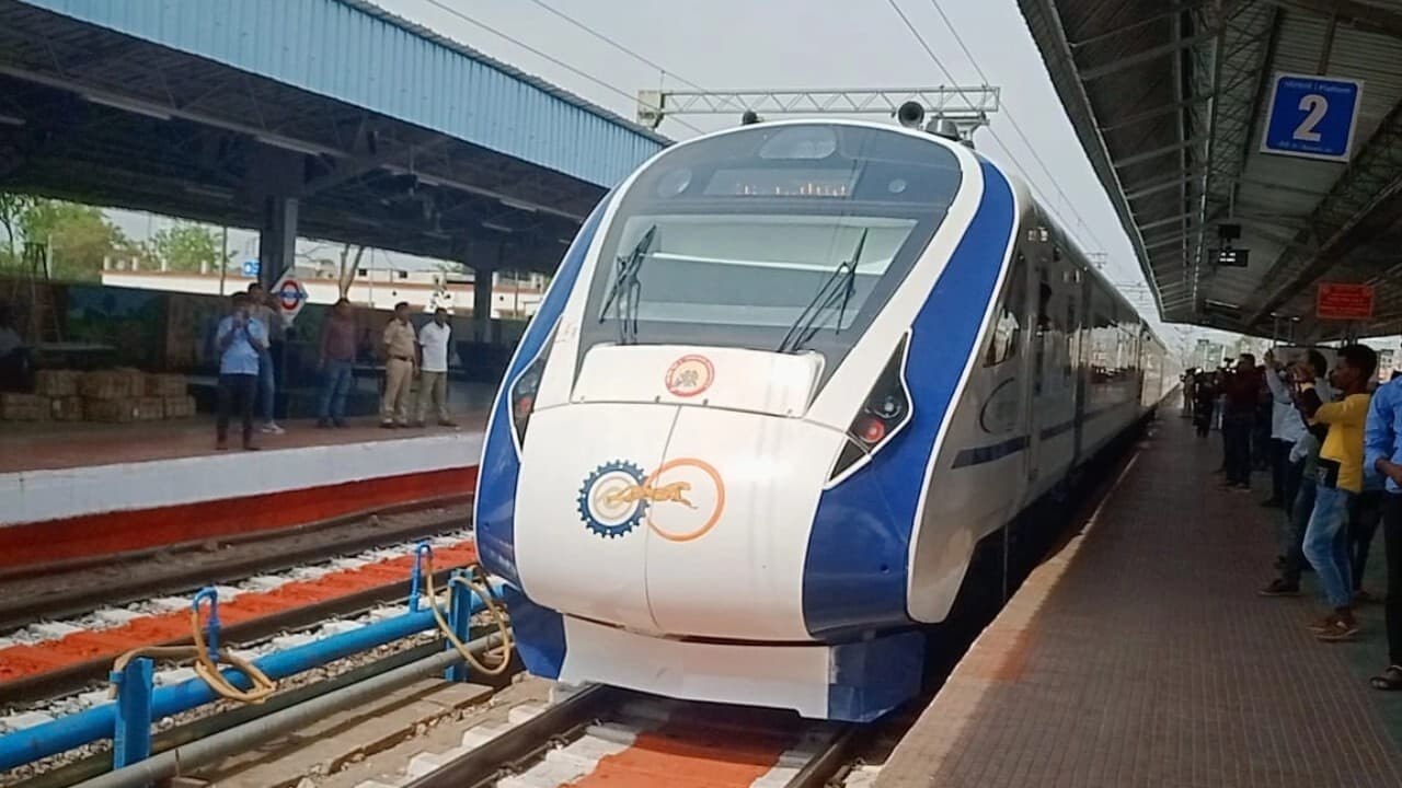 वंदे भारत ट्रेन में इन यात्रियों को नहीं मिलेगा नॉनवेज खाना, रेलवे बोर्ड की ओर से लिया गया निर्णय