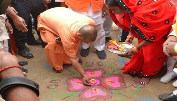 Gorakhpur : इस गांव में सजती हैं CM योगी के नाम पर दीपमालिकाएं , जंगल के पत्ता- पत्ता पर दर्ज है दास्तां