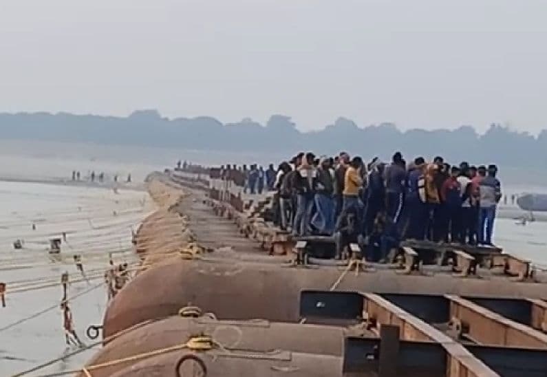 Varanasi News: गंगा नदी में नाव पलटने से मचा हड़कंप, दो की जान बचाई गई, तीन छात्राएं अब भी लापता