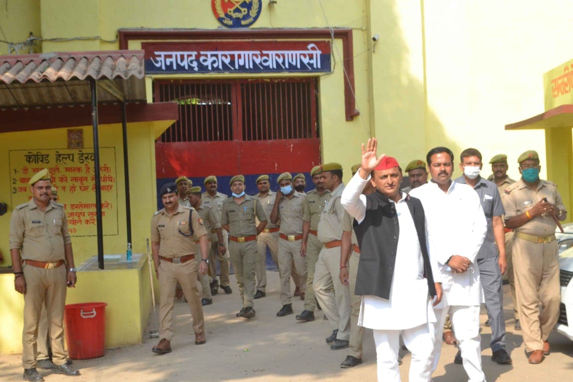अख‍िलेश यादव चुनाव के समय से वाराणसी जेल में बंद सपाइयों से मिले, बोले- भाजपा हिंदू-मुस्‍लि‍म को लड़ा रही