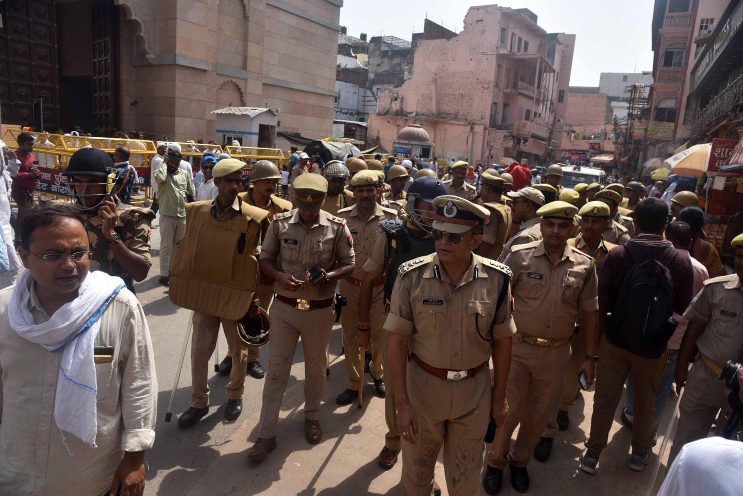 वाराणसी में रही कड़ी सुरक्षा व्‍यवस्‍था, जुमे की नमाज अता कर नमाज‍ियों ने शुक्र का किया सजदा