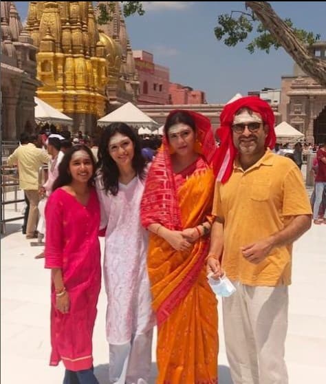 Varanasi News: काशी पहुंचे 'कालीन भैया', बाबा विश्वनाथ के दरबार में परिवार संग लगायी हाजरी