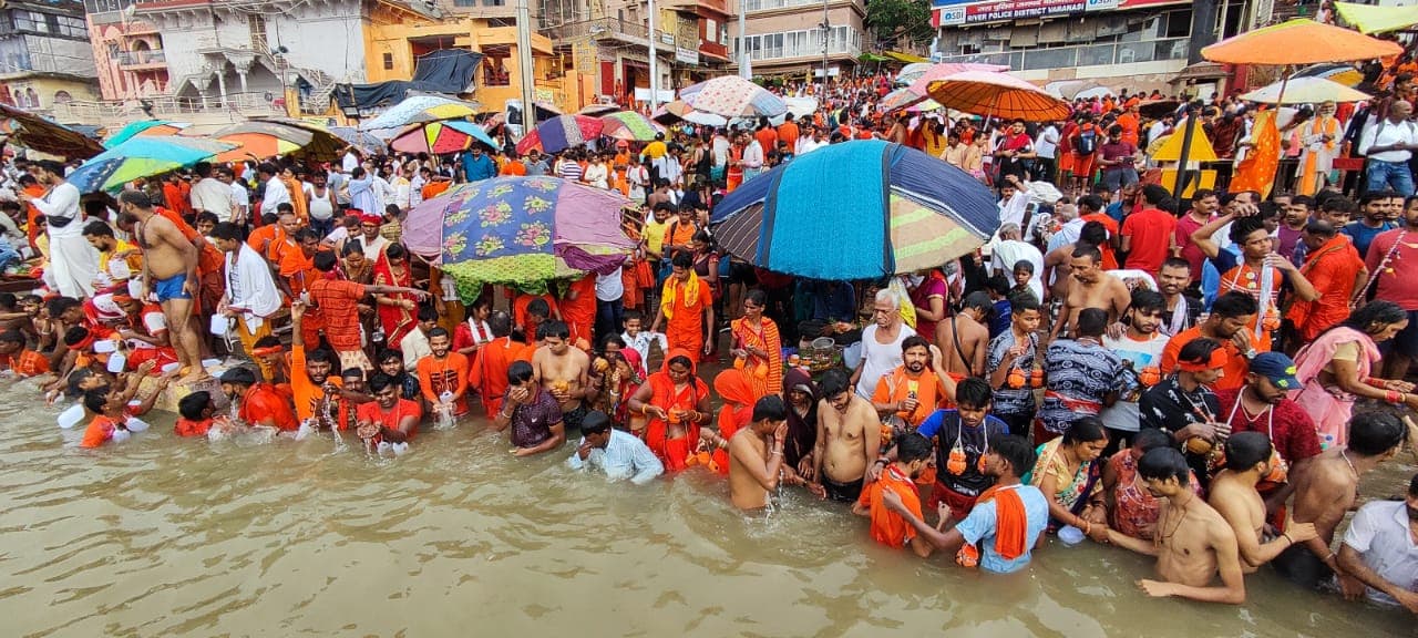 सावन के दूसरे सोमवार पर काशी में गूंज रहा 'बोल-बम' का जयकारा, तस्वीरों में देखें शिव की नगरी का नजारा