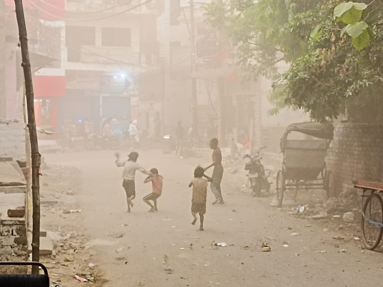 वाराणसी में धूल भरी आंधी के बीच विमानों की इमरजेंसी लैंड‍िंग तक अटकी रही यात्र‍ियों की सांस