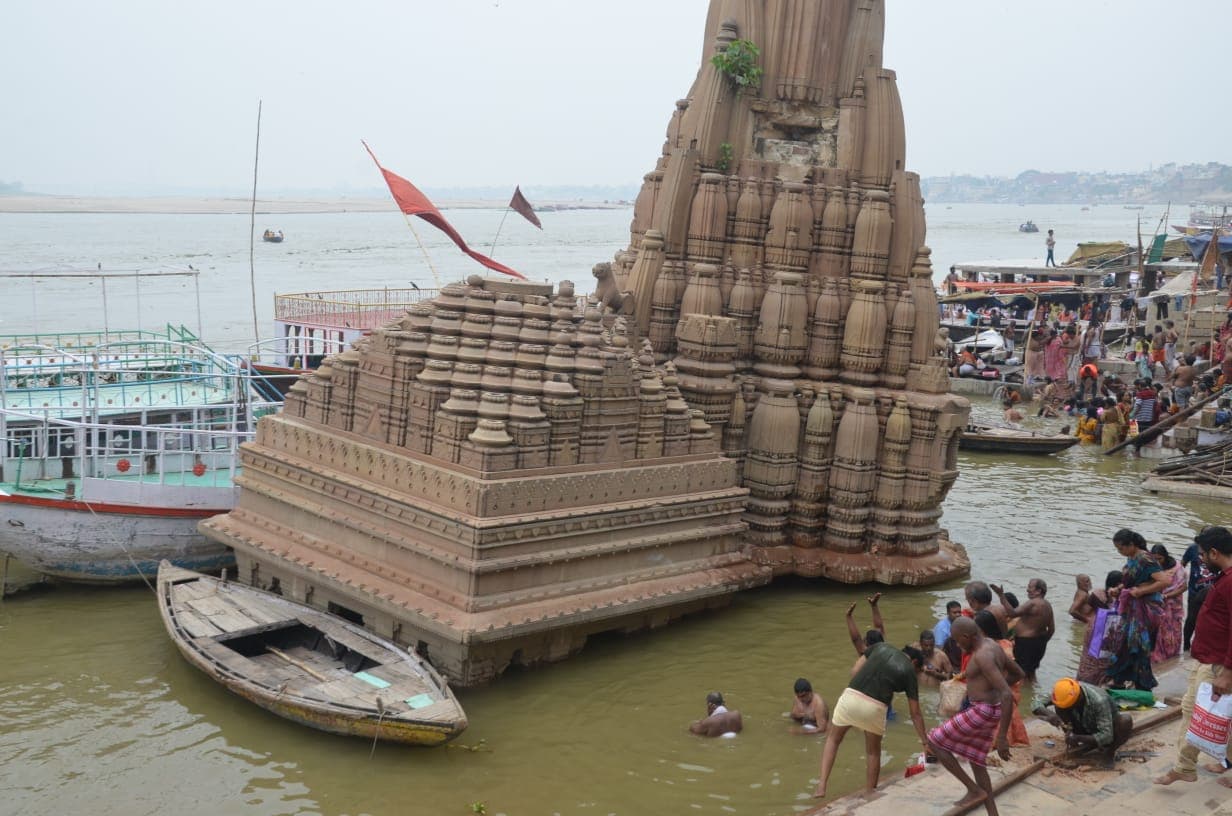 वाराणसी में तेजी से बढ़ता जा रहा गंगा नदी का जलस्तर, 24 घंटे में डूब सकते हैं घाट, तस्वीरें देख सहमी काशी