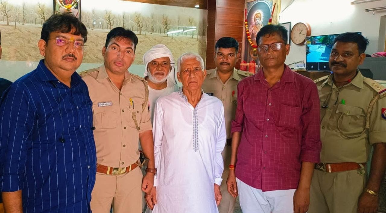 वाराणसी घूमने आए भटके बुजुर्ग को पुलिस ने परिवार से मिलाया, बलिया से आए परिजनों ने जमकर की तारीफ