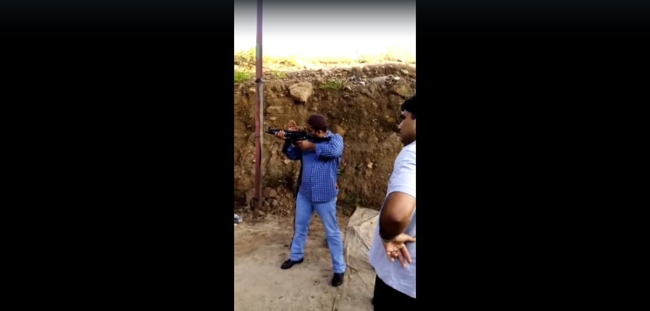 MP5 गन से गोली चलाने के वीडियो पर वाराणसी पुलिस हुई सख्त, पूछताछ में दोनों युवकों ने लिया 'कैप्टन' का नाम