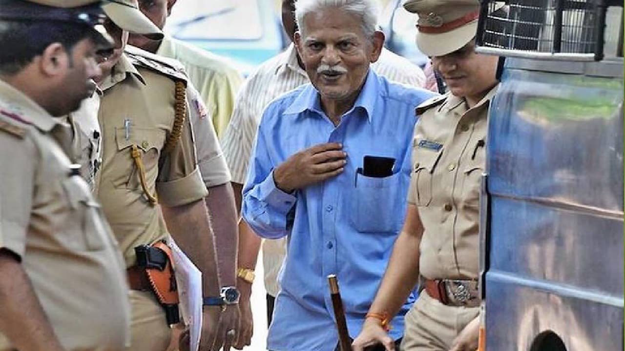 भीमा कोरेगांव मामले के आरोपी 80 वर्षीय वरवर राव कोरोना पॉजिटिव, हालत बिगड़ी, सोशल मीडिया पर रिहाई की मांग