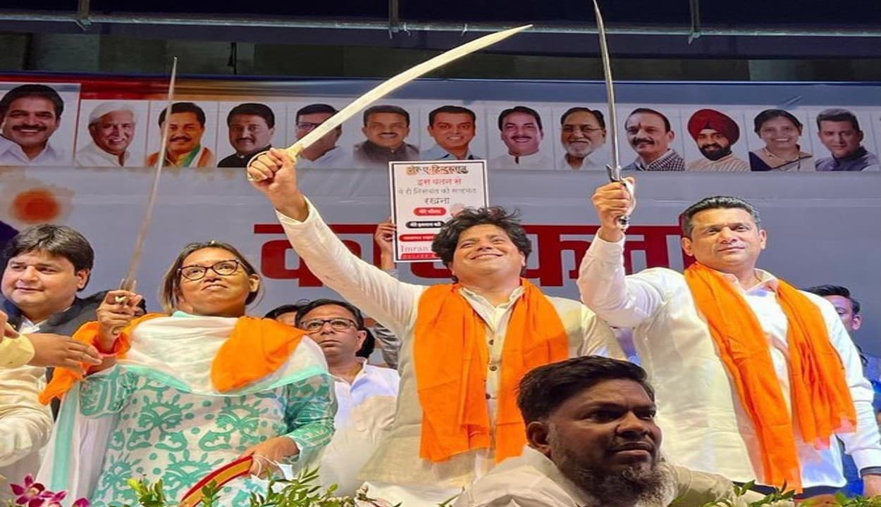 महाराष्ट्र में शिक्षा मंत्री, विधायक और कांग्रेसी नेता पर केस, पब्लिक मीटिंग में तलवार लहराने का आरोप