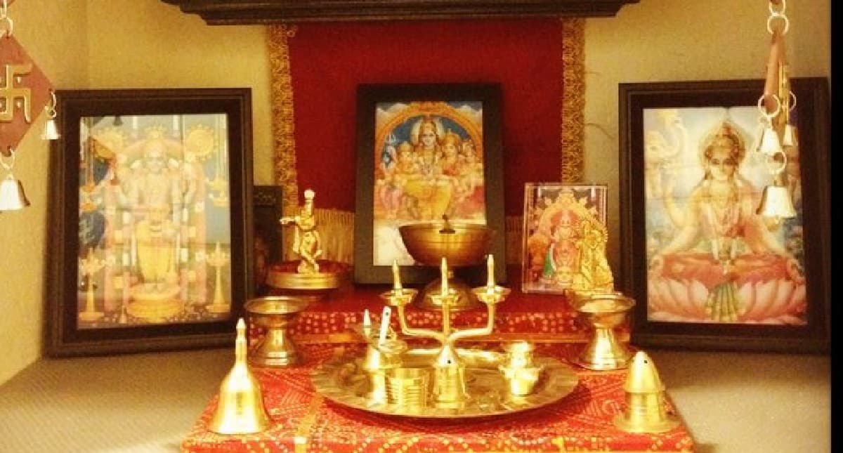 Vastu Tips For Pooja Room: घर में कहां हो आपका पूजा रूम, धार्मिक किताबें, सामग्री कहां रखें? जानें