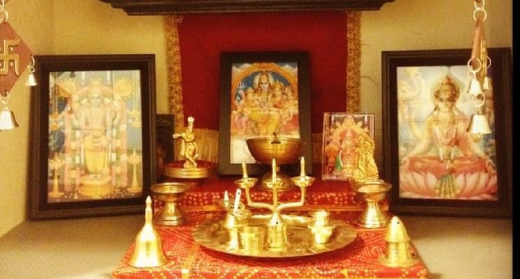 Vastu Tips For Pooja Room: घर में कहां हो आपका पूजा रूम, धार्मिक किताबें, सामग्री कहां रखें? जानें
