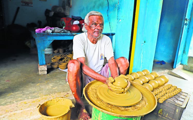 PHOTOS: हर मौसम घूमते हैंं माटी के माहिर कुम्हार के चाक, बारिश में बढ़ जाता इनका संघर्ष