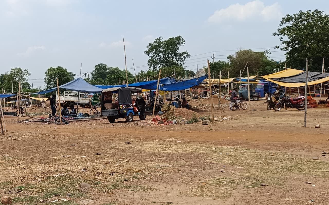पूर्वी सिंहभूम के घाटशिला में नहीं है स्थायी सब्जी बाजार, सर्कस मैदान में दुकान लगाने को मजबूर हैं दुकानदार