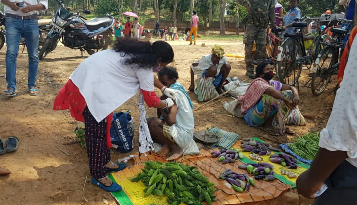 अच्छी पहल : गुमला में अलग अंदाज में हुआ टीकाकरण, सब्जी बेचने वालों तक पहुंचा प्रशासन