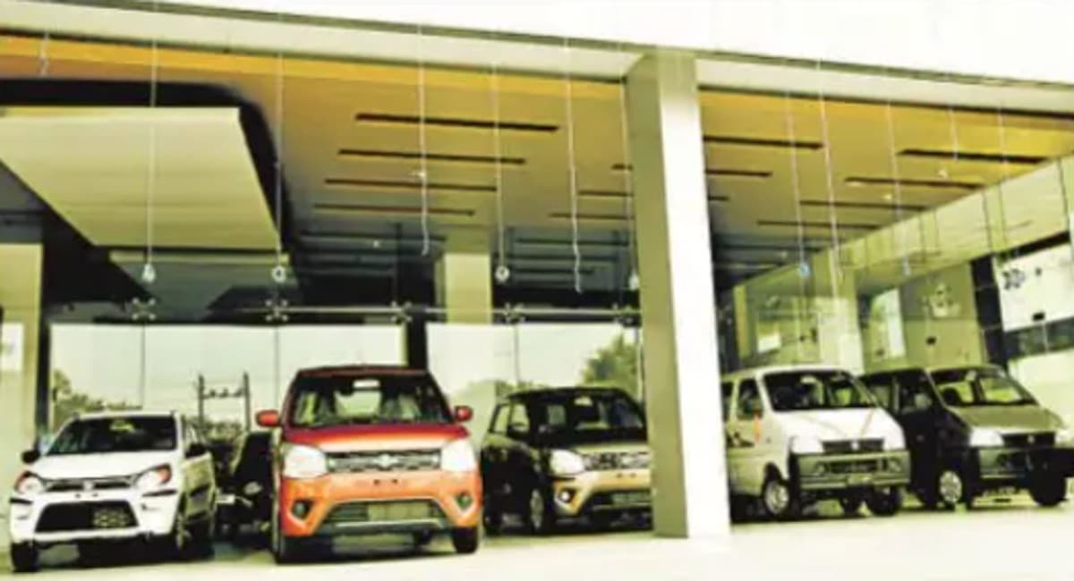 धनतेरस बाजार में ग्राहक तो हैं, लेकिन धनबाद के शोरूम में गाड़ियां हैं आउट ऑफ स्टॉक, 3 महीने की है लंबी वेटिंग