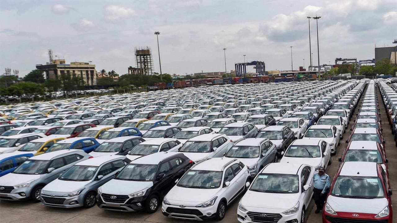 पितृपक्ष में फुल स्पीड से बुक कराई जा रही गाड़ियां, लेटेस्ट फीचर्स और माइलेज वाली गाड़ियों की मांग अधिक