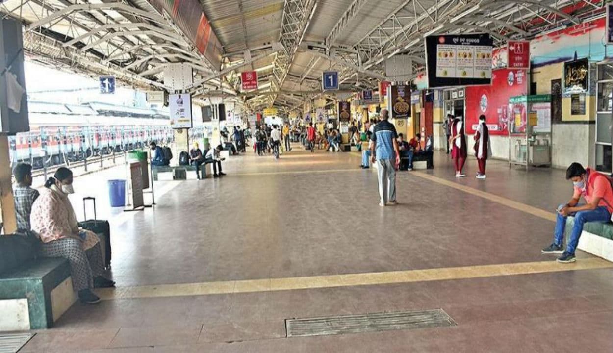 IRCTC : रेलवे प्लेटफॉर्म्स पर दुकानें खोलने को राजी नहीं कोई वेंडर, जानिए क्या है वजह...