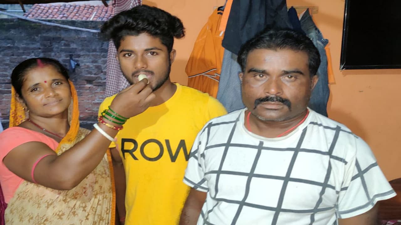 JAC Board 10th Result 2021 : बस कंडक्टर का बेटा विक्की मंडल बना पांचवां स्टेट टाॅपर, बनना चाहता है डॉक्टर