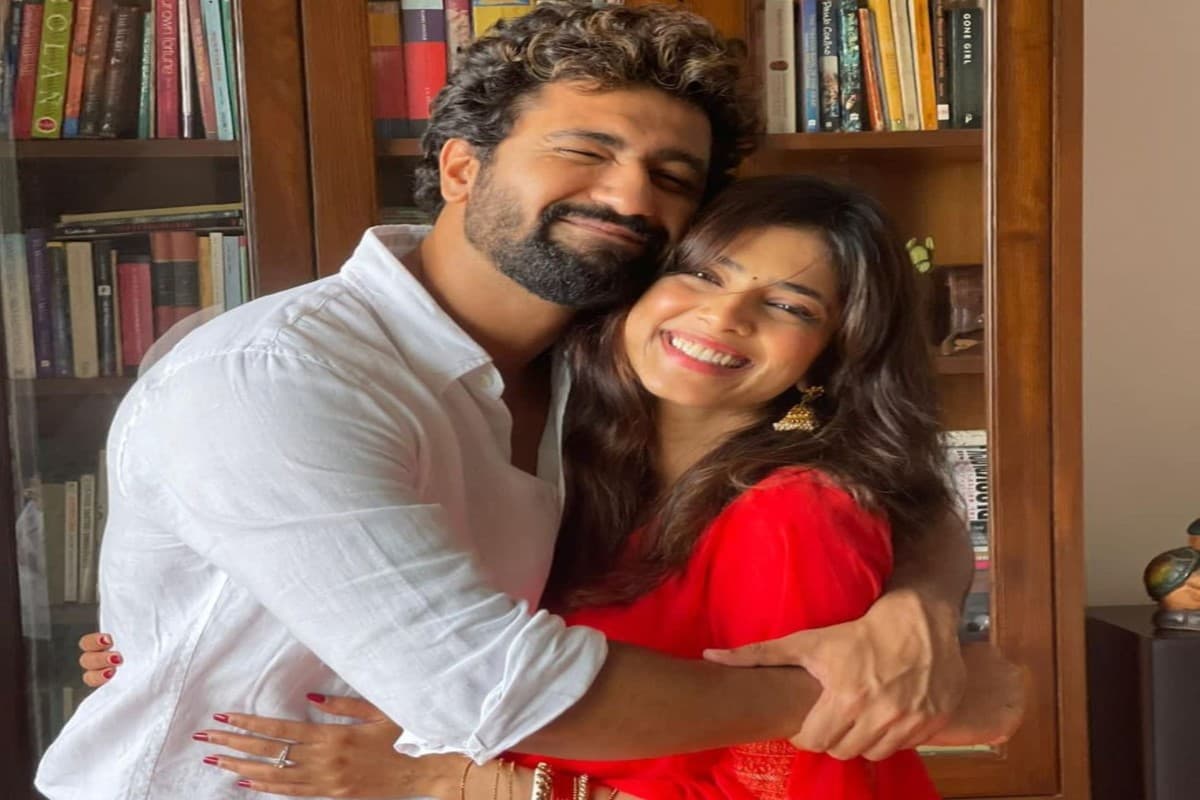 Katrina Kaif नहीं बल्कि Vicky Kaushal ने बचपन की दोस्त के साथ किया फोटो शेयर, गले लगाते तसवीर वायरल