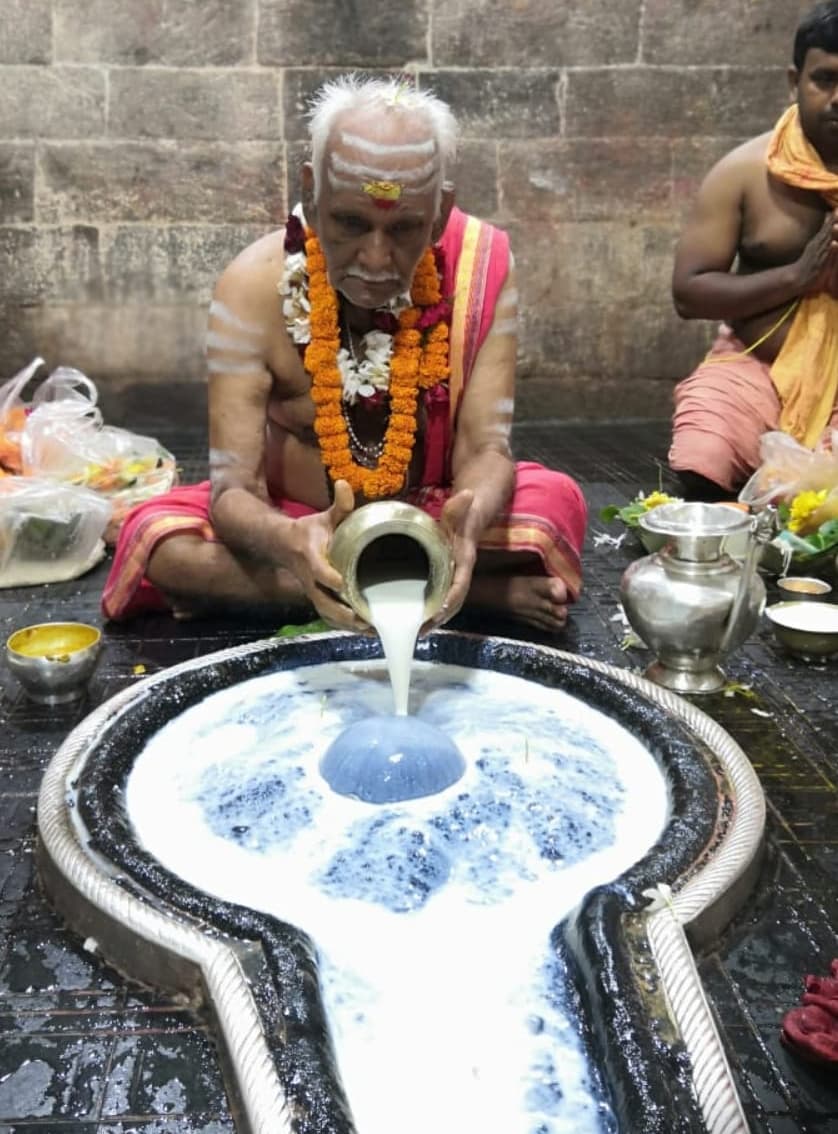 Sawan 2020: पुजारी विद्या झा ने शुक्ल पक्ष की त्रयोदशी को षोडशोपचार विधि से की बाबा बैद्यनाथ की पूजा