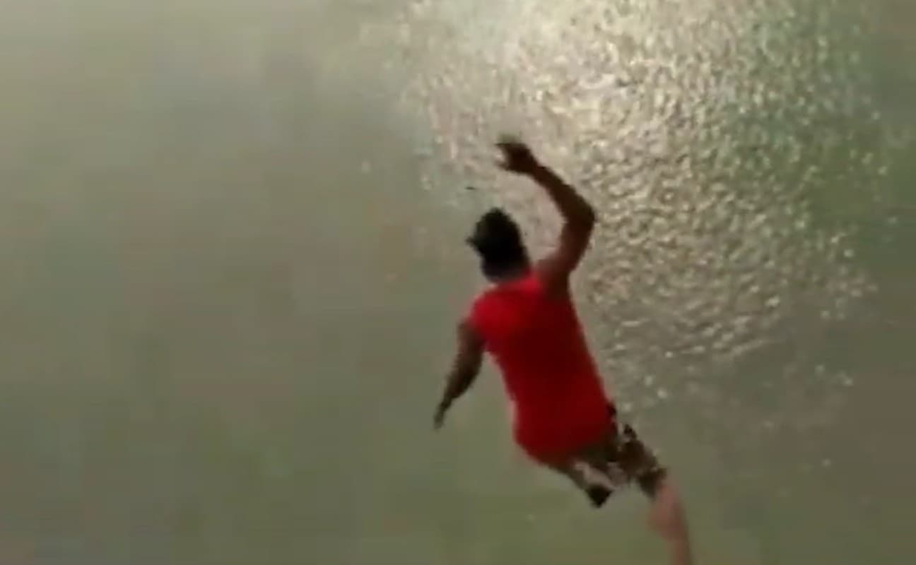 पुलिस हिरासत से भागकर अपराधी ने नदी में लगायी छलांग, लगातार दूसरी घटना से पुलिस पर सवाल