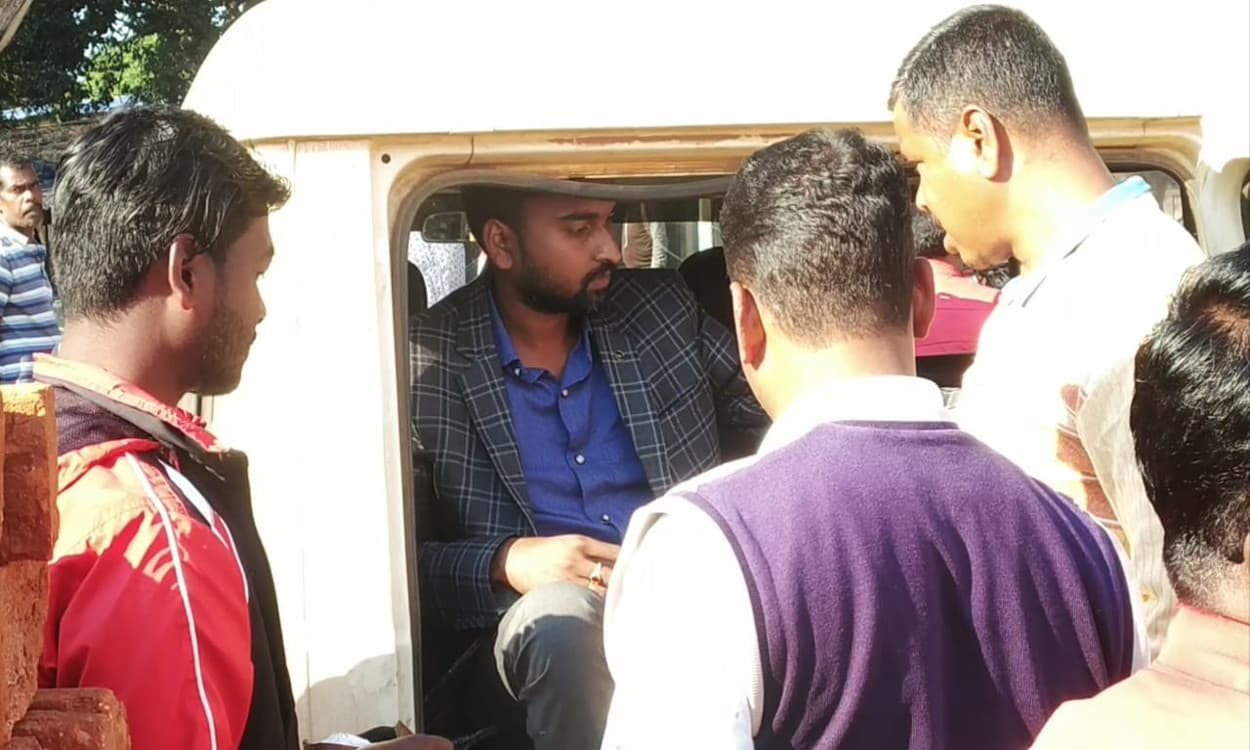 सीआईडी अफसर बनकर बिशुनपुर के झामुमो प्रखंड सचिव ने युवती से किया दुष्कर्म, 5 लाख की ठगी का भी आरोप सीआईडी अफसर बनकर बिशुनपुर के झामुमो प्रखंड सचिव ने युवती से किया दुष्कर्म, 5 लाख की ठगी का भी आरोप