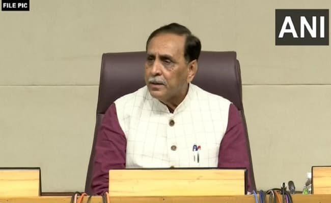 गुजरात में श्मशान के कर्मचारियों को मिला कोरोना वॉरियर्स का दर्जा, मृत्यु होने पर परिवार को मिलेगा 25 लाख रुपये की आर्थिक सहायता