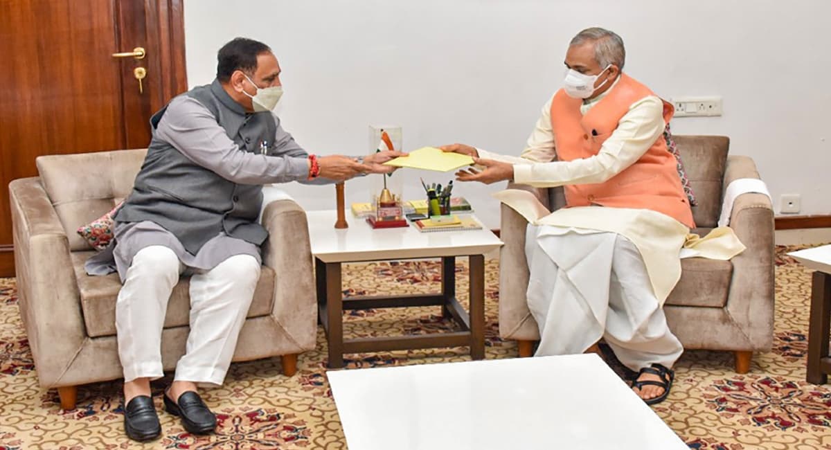 विजय रूपाणी के बाद कौन होगा गुजरात का नया सीएम? पर्यवेक्षक के तौर पर पहुंचे प्रह्लाद जोशी और तोमर