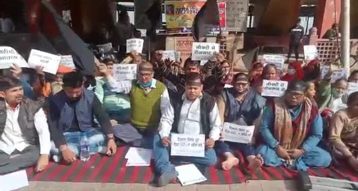 World Disability Day: सरसैया घाट पर जुटे दिव्यांग, काला दिवस मनाते हुए CM योगी और PM मोदी से मांगी ये सुविधाएं