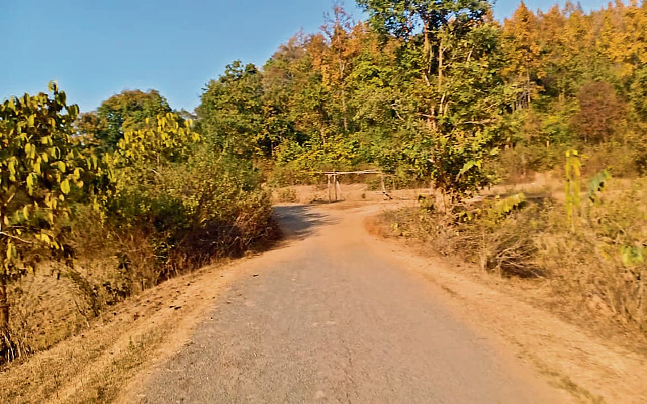 झारखंड : कोल्हान के जंगलों में अस्तित्व बचाने में जुटे नक्सलियों के टारगेट पर ग्रामीण, हिट लिस्ट में कई युवा