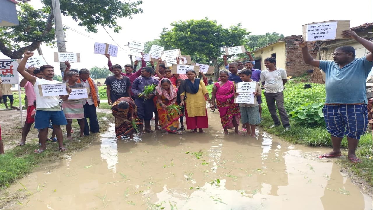 Jharkhand News: और सड़क पर धान लगाना पड़ा ग्रामीणों को