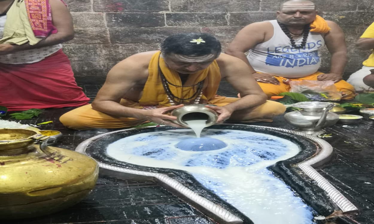 Sawan 2020 : देवघर में षोडशोपचार विधि से बाबा की हुई पूजा, महिला पुरोहित ने मां पार्वती समेत अन्य देवी की आराधना की