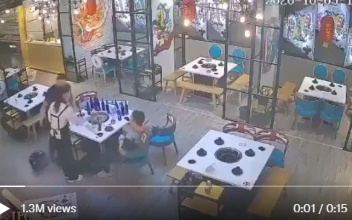 Viral Video: वेट्रेस ने Misbehave करने वाले कस्टमर से की ऐसी लड़ाई, ट्विटर ने कहा "फीमेल ब्रूस ली" देखें