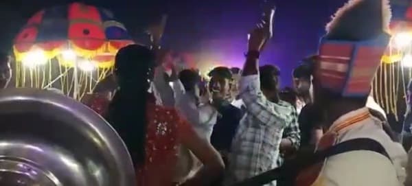 Varanasi: शादी में तमंचे पर डिस्को करना युवक को पड़ा महंगा, पुलिस ने शुरू की जांच, गवाह को मिल रही धमकी Varanasi: शादी में तमंचे पर डिस्को करना युवक को पड़ा महंगा, पुलिस ने शुरू की जांच, गवाह को मिल रही धमकी