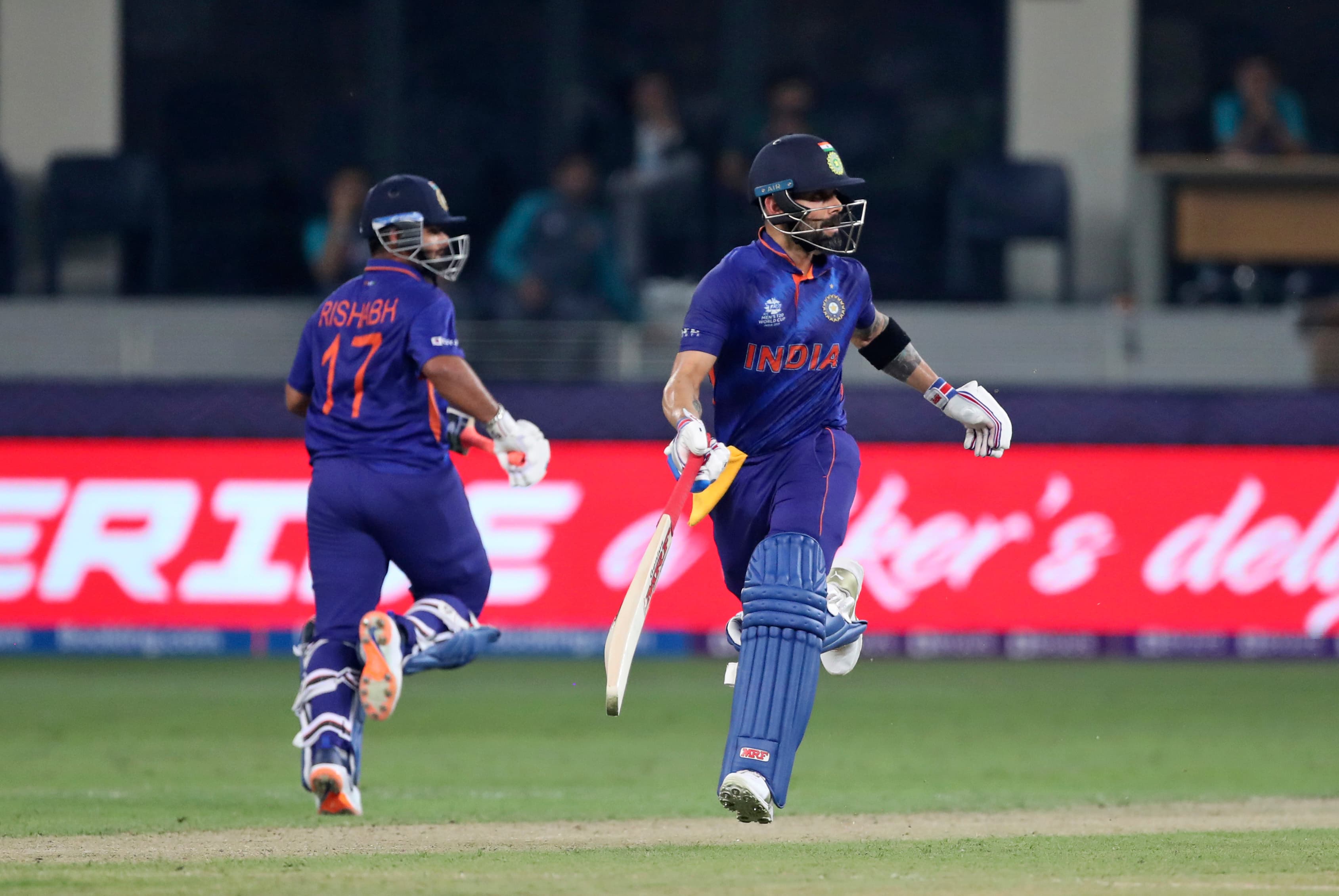 T20 World Cup 2021, India vs Pakistan: एमएस धोनी ने विराट कोहली को दिये बैटिंग टिप्स, देखें वायरल वीडियो