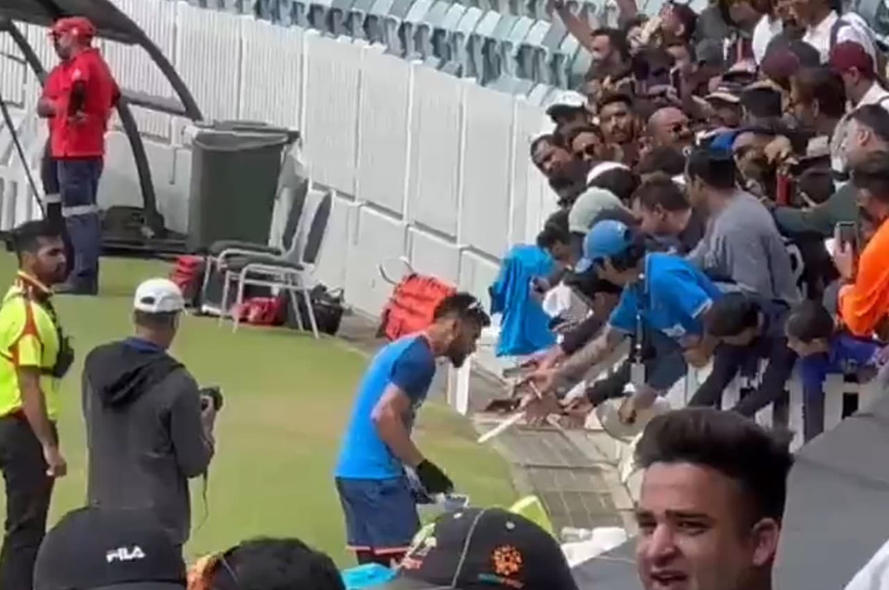 T20 World Cup: विराट कोहली ने अभ्यास मैच से पहले फैंस के साथ बिताया समय, दिया ऑटोग्राफ VIDEO