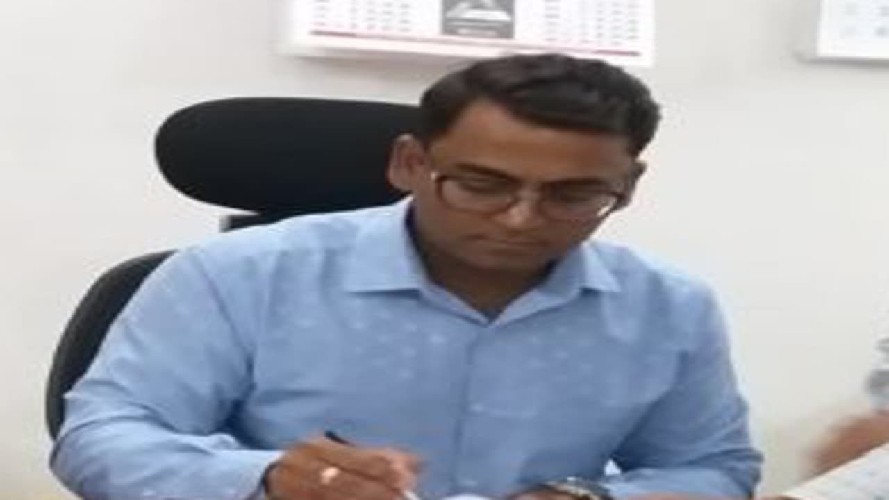 देवघर डीसी ने बीडीओ के वेतन पर लगायी रोक, वजह जानकर चौंक जाएंगे......