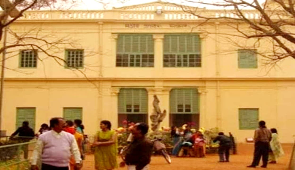 विश्व भारती में बीए-एमए फर्स्ट सेमेस्टर की ऑनलाइन होगी परीक्षा, छात्रों के आंदोलन के आगे झुका प्रशासन