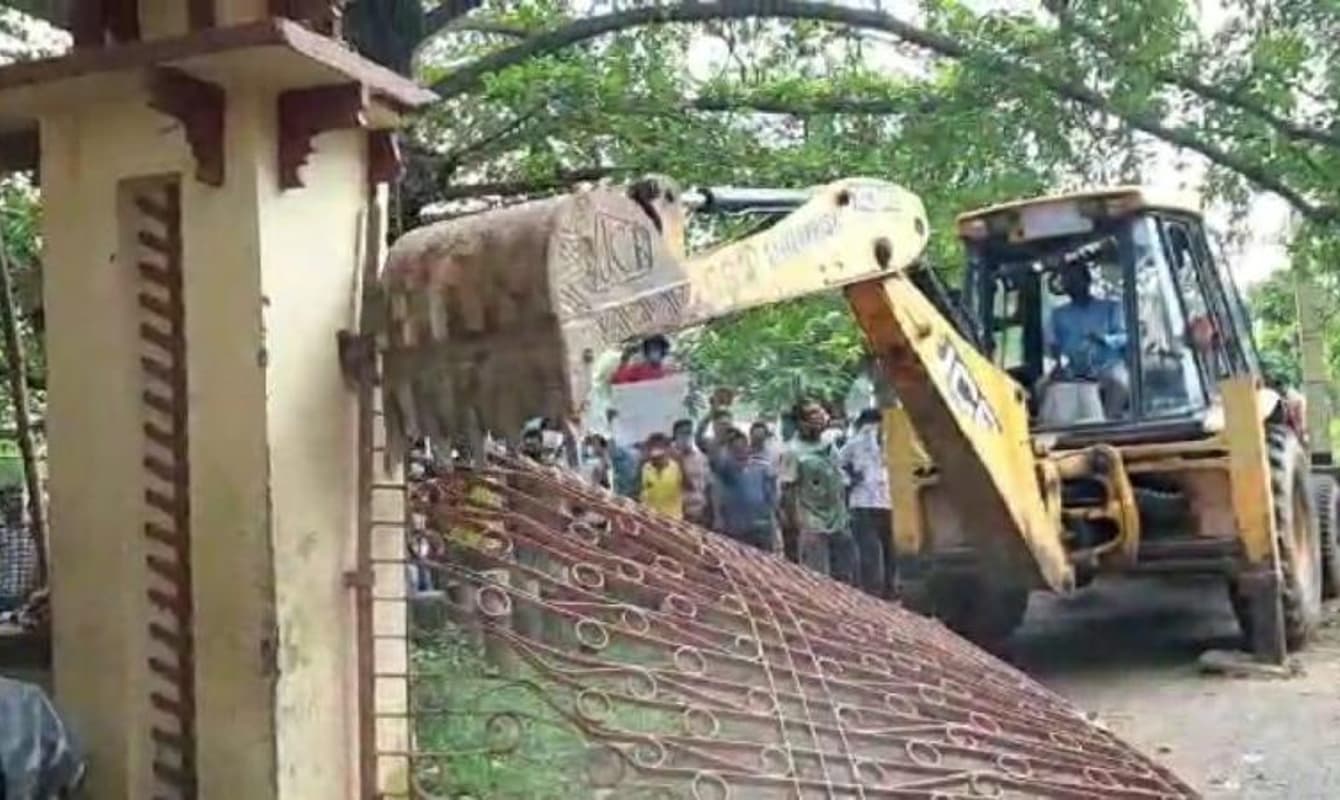 ममता बनर्जी की बोलपुर यात्रा के बाद विश्व भारती को सड़क के पास दीवार बनाने से रोका गया