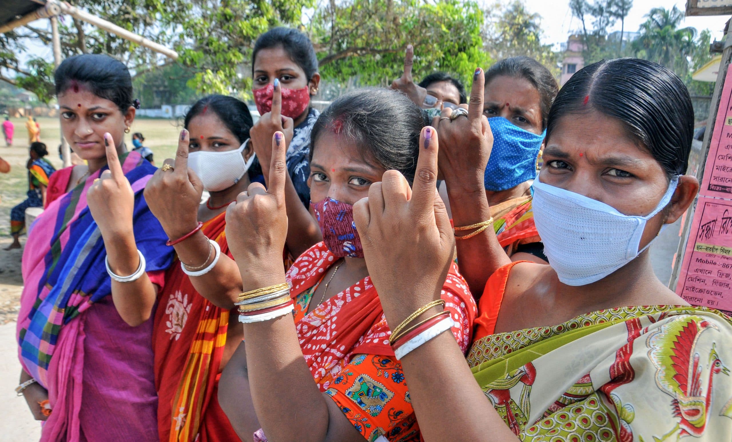 Second Phase Voting in Bengal: बंगाल में दूसरे चरण में छिटपुट हिंसा के बीच 80.43 फीसदी मतदान, आयोग पर भड़कीं ममता