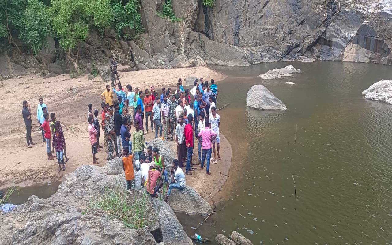 Jharkhand News: कोडरमा के वृंदाहा वाटर फॉल में तीन बच्चे डूबे, दो का शव बरामद, तीसरे की खोजबीन जारी