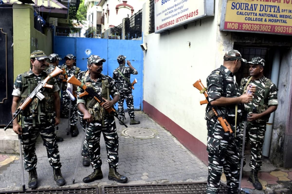 WB News: सीएम ममता बनर्जी के करीबी मंत्री फिरहाद हकीम के घर सीबीआई की छापेमारी, जानें क्या है मामला