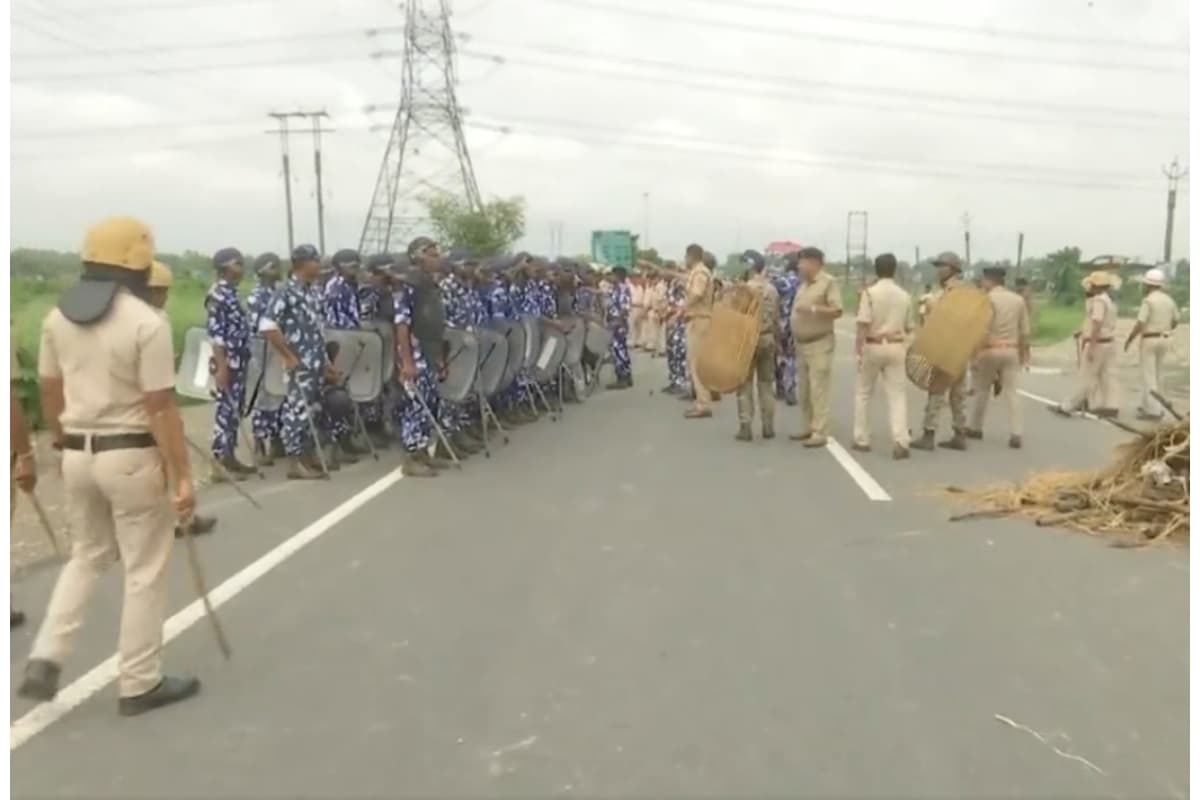 पश्चिम बंगाल में फिर हिंसा, भीड़ ने कई घरों में लगाई आग, पुलिस छावनी में तब्दील हुआ इलाका