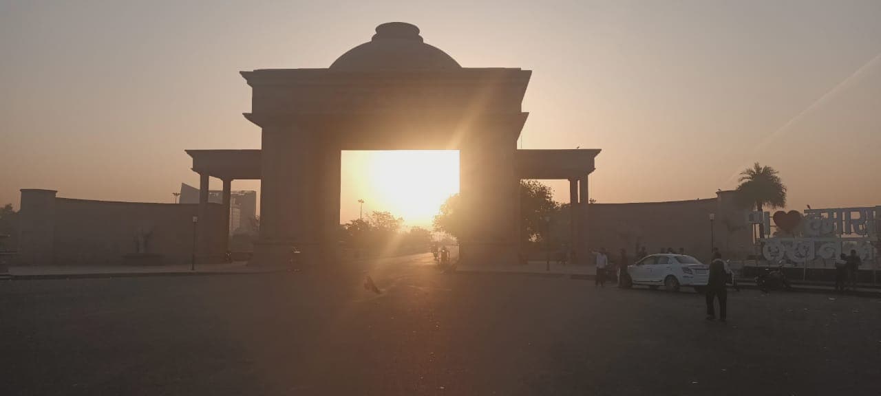 UP Weather Forecast: यूपी में चटख धूप के बीच पारा 40 डिग्री पहुंचने के करीब, गर्म हवाएं बढ़ाएंगी मुश्किलें