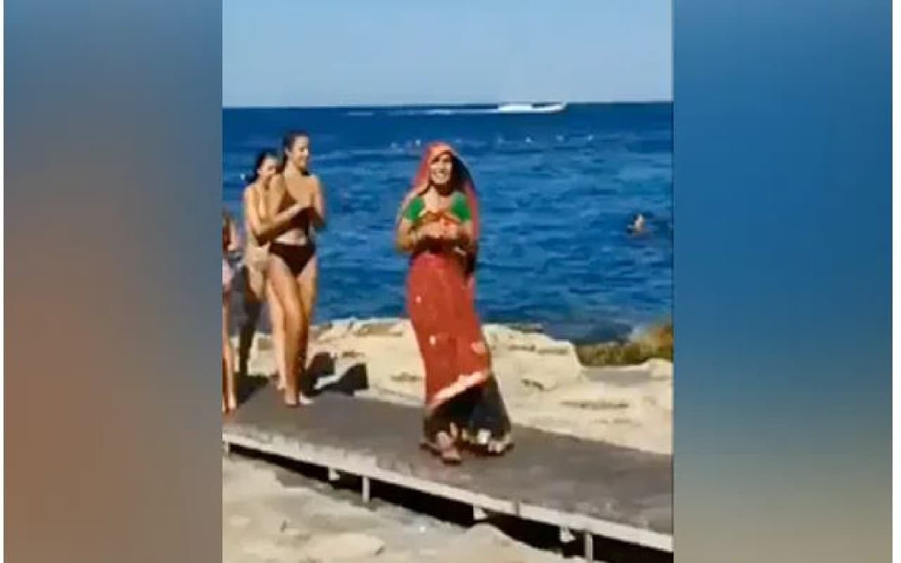 जब बीच पर बिकिनी की जगह साड़ी पहनकर पहुंची महिला, घूंघट ओढ़कर किया सैर, VIDEO VIRAL